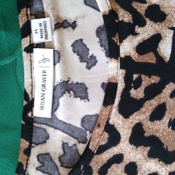 SUSAN GRAVER ANIMAL PRINT FLUTTER SLEEVE TOP WITH PEEK-A-BOO OPENING - Picture 3 of 8